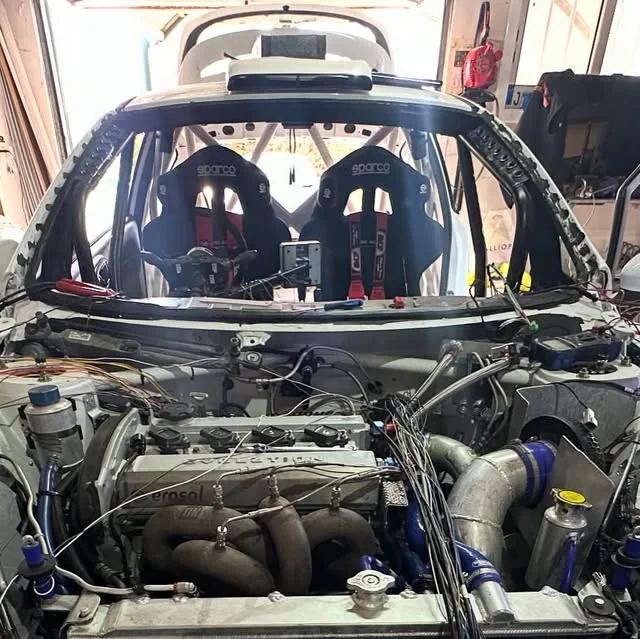 Yapım aşamasındaki Fiesta Proto'nun açık motor bölmesi ve iç kısmı
