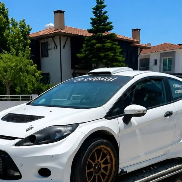 Beyaz Fiesta Proto otomobilinin önden ve yandan görünümü